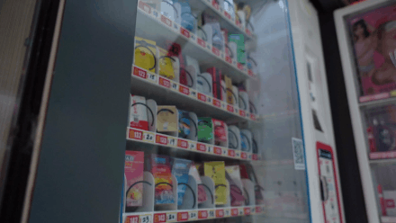 如何通過自動(dòng)售貨機(jī),快速搶占成人用品市場?(圖1) 1-2301130TK4516.gif
